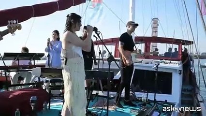 Elisa emoziona con i live in barca al tramonto. E tanti ospiti