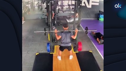 Un terremoto pilla a un joven haciendo sentadillas en el gimnasio y pasa esto