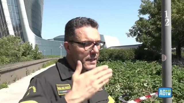 «Un cedimento strutturale, così l'insegna è collassata»: i vigili del fuoco spiegano cosa è accaduto sul tetto della torre Hadid a Milano