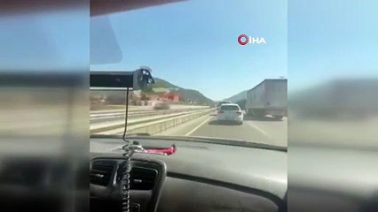 Orman yangınına giden itfaiye araçlarına, çalan sirenlere rağmen yol vermedi!