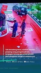 Tak Sabar Mengantre, Mobil Ini Menabrak Dispenser Bahan Bakar