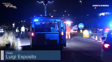 Cammina al buio in tangenziale a Modena: investito e ucciso