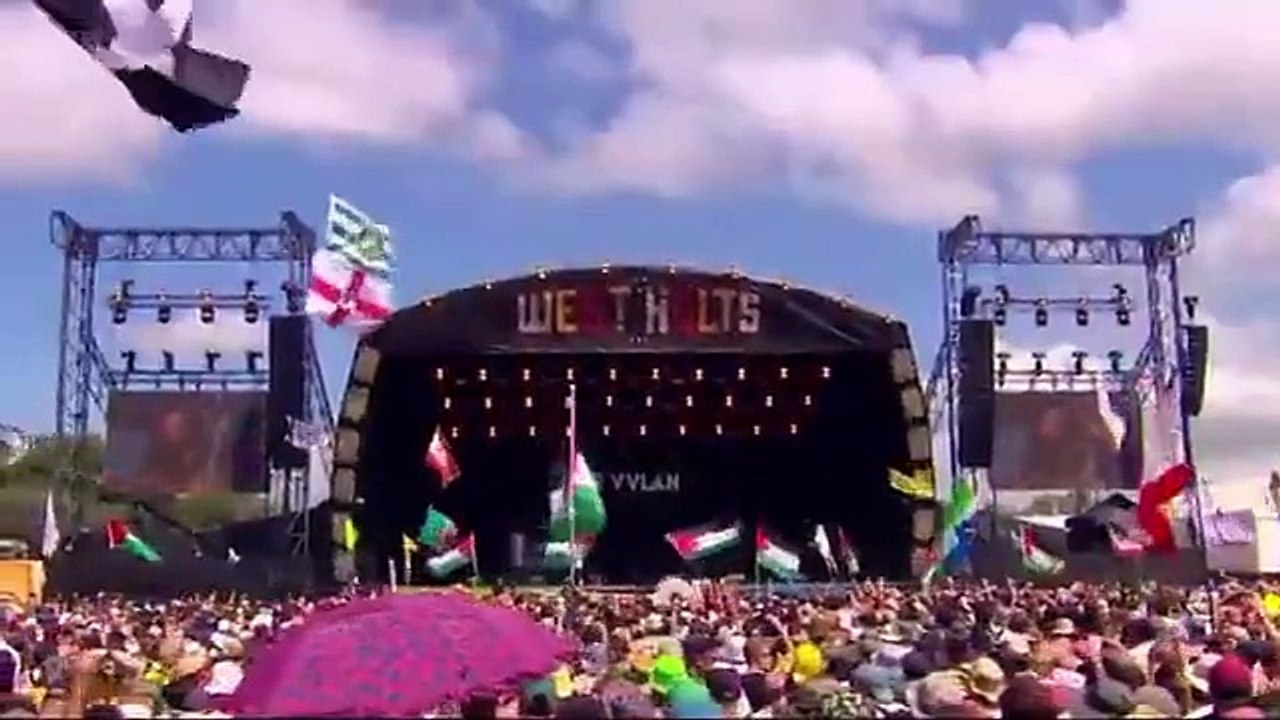 En direct sur la BBC, un rappeur fait scander à la foule des slogans, demandant la mort des forces armées israéliennes : La chaîne regrette de ne pas avoir interrompu le concert à ce moment-là - VIDEO