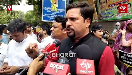 दिल्ली में झुग्गी तोड़ने पर सियासत तेज, राजौरी गार्डन में मंत्री के कार्यालय के बाहर 'आप' का प्रदर्शन