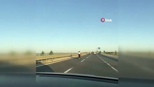 Trafikte motosiklete tutunarak ilerleyen patenli korku dolu anlar yaşattı
