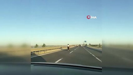 Trafikte motosiklete tutunarak ilerleyen patenli korku dolu anlar yaşattı
