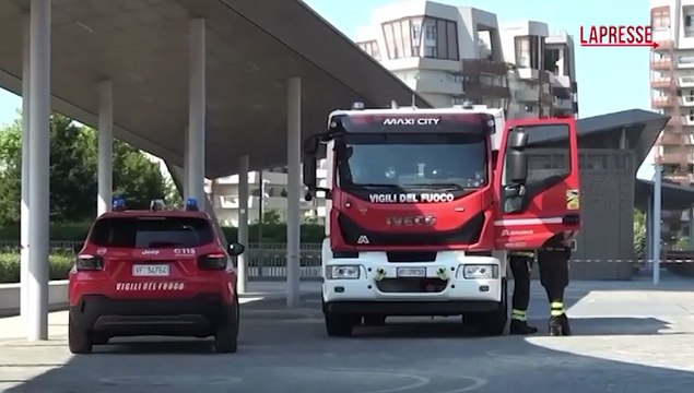 Milano, collassa l'insegna Generali della Torre Hadid: le immagini da City Life