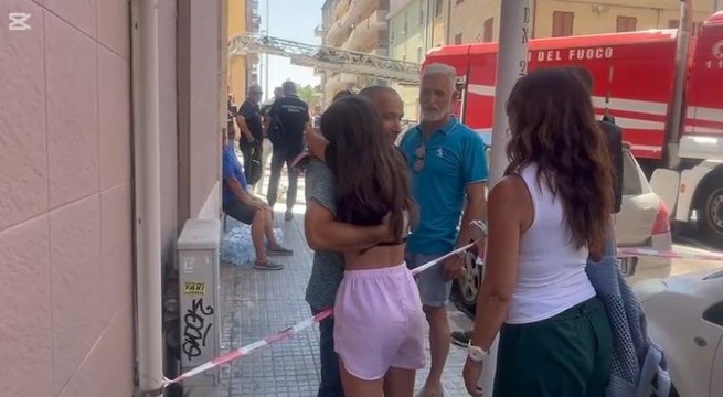 Sassari, crolla parte di una palazzina: l'abbraccio della figlia al pap? rimasto ferito