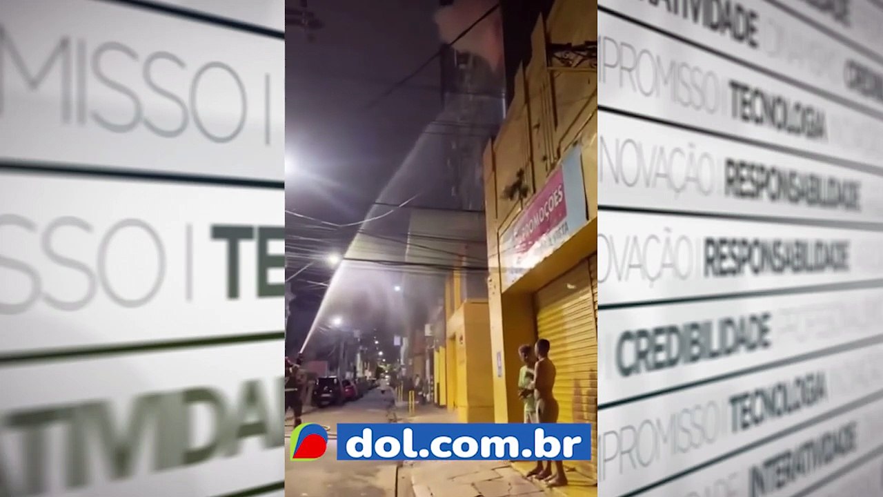 Um incêndio atingiu um prédio localizado na esquina da travessa Campos Sales com a rua 13 de Maio, em frente ao Arquivo Público do Pará, no bairro da Campina, em Belém