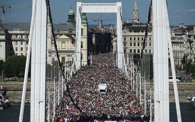 Budapest: il Ponte Elisabetta "invaso" dal popolo del Pride. Le immagini che non dimenticheremo