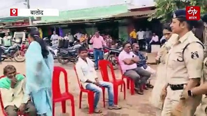 महिला अधिकारी ग्रामीणों से पुलिस ने बचाया, सड़क निर्माण की मांग पर चक्काजाम, विधायक ने प्रदर्शन को दिया समर्थन