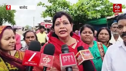 महिला अधिकारी ग्रामीणों से पुलिस ने बचाया, सड़क निर्माण की मांग पर चक्काजाम, विधायक ने प्रदर्शन को दिया समर्थन