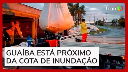 Prefeitura fecha comportas do sistema antienchente com sacos de areia em Porto Alegre