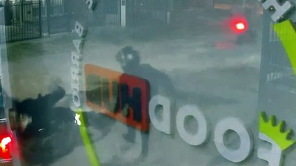 Gran video: tackleó al ladrón que quiso llevarse la moto del delivery en Córdoba