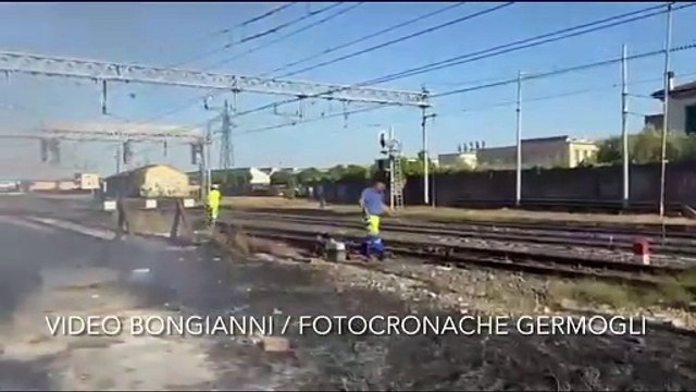 Maxi incendio lungo la ferrovia a Pontedera: caos treni e disagi