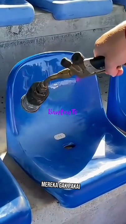 🎬Cara Unik Membersihkan Kursi Stadion, Pakai Api?