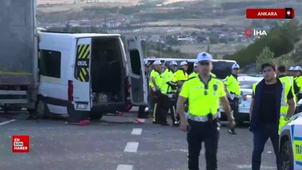 Ankara'da servis minibüsü kamyona çarptı