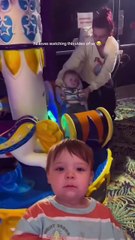 Kendi bebekliğini duygu dolu gözlerle izleyen minik 😊