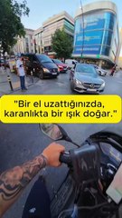 Yanlış yerde inip evini bulamayan görme engelli vatandaşımızı evine kadar bırakan kurye kardeşimiz 🙏🏻