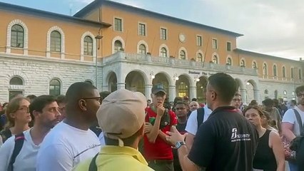 Pisa, passeggeri protestano per salire sui bus sostitutivi dopo il blocco sulla linea Pisa-Empoli
