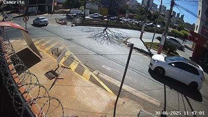 Motociclista sofre crise convulsiva após batida violenta na avenida Fatima Porto; veja