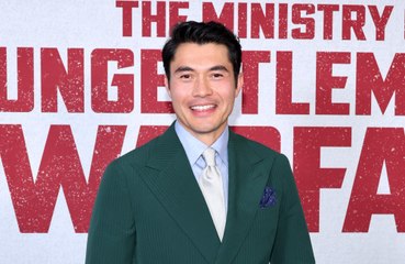 Henry Golding cree que Charlize Theron es un 'bien escaso en Hollywood'