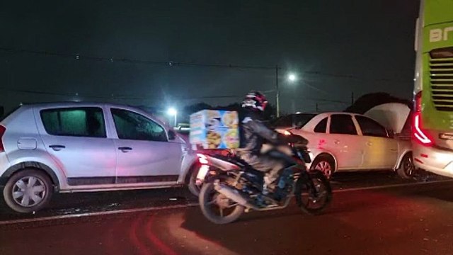 Engavetamento envolve três veículos na BR-277, em Cascavel