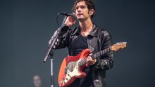 The 1975が政治的発言から距離を置くと宣言、「僕たちのレガシーは愛と友情にしたい」