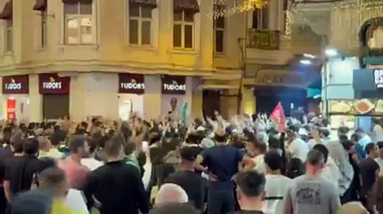 Leman önünde 'Kemalist köpekler hesap verecek' sloganı