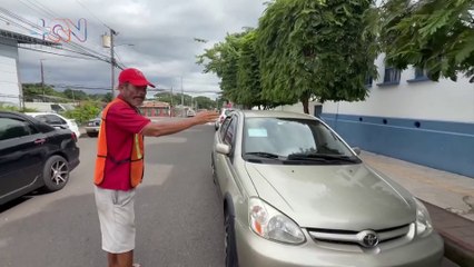 Elías cuida carros desde las 9 a. m., pero a Orotina le cuida el alma