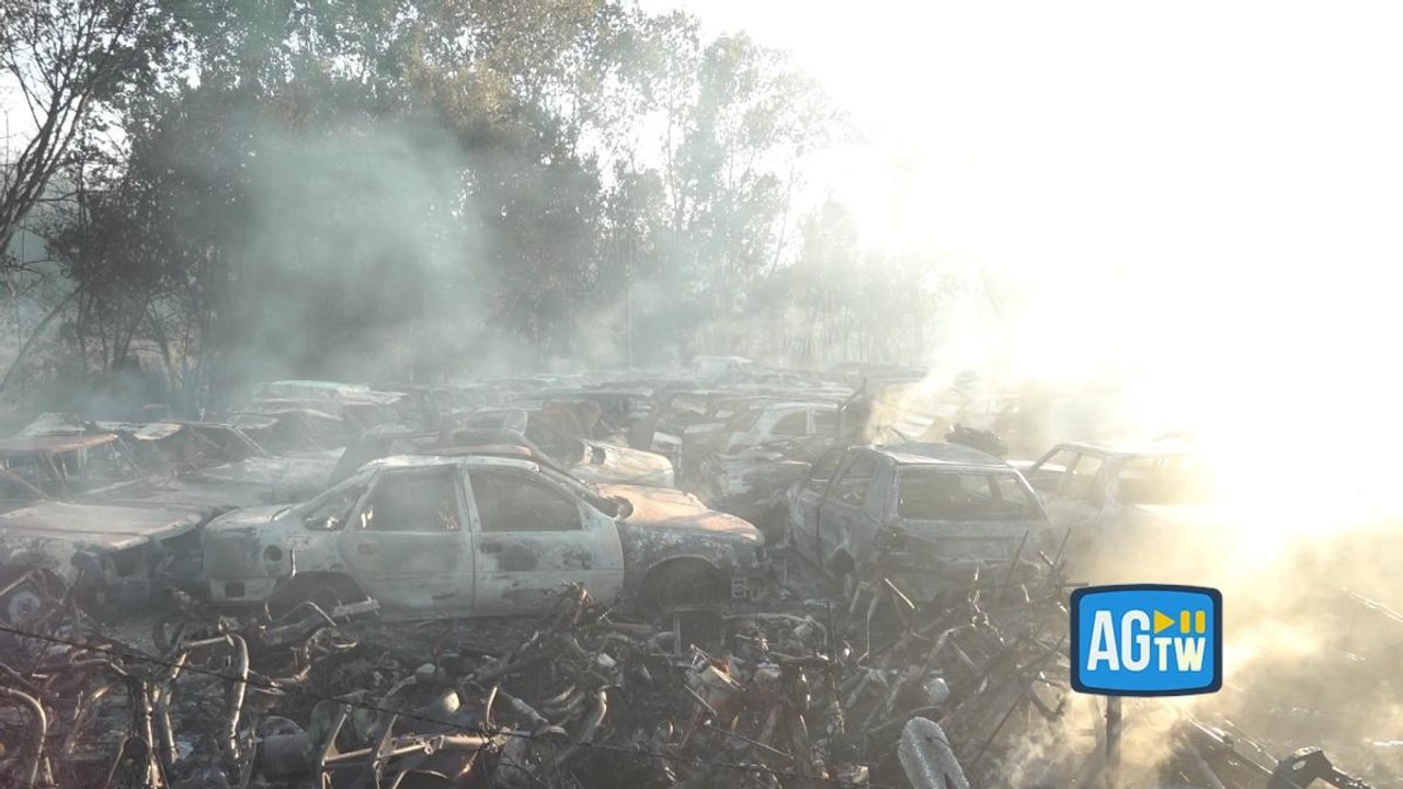 Incendi a Roma, in fiamme rivenditore di auto a Tor Carbone. Ecco il cimitero di macchine divorate dal fuoco
