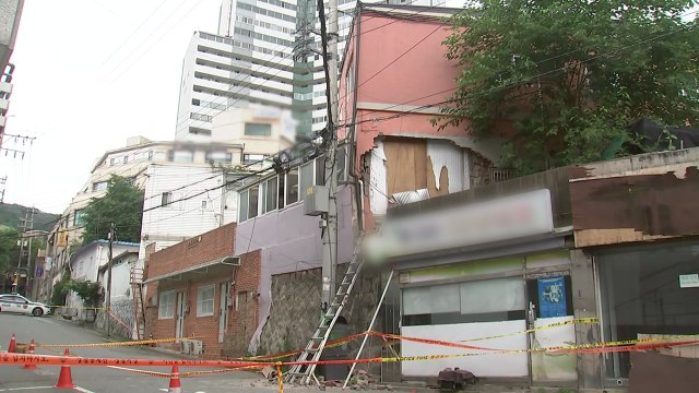 서울 홍제동 주택 외벽 붕괴...주민 10여 명 대피 / YTN