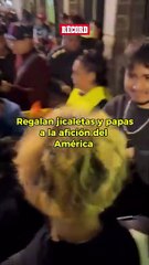 DETALLAZO. A toda la afición que espera por su playera les están dando jicaletas o papas.