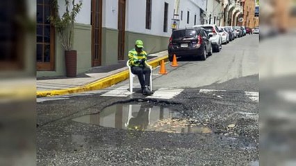 Fuga de agua en la calla Isabel La Católica preocupa a ciudadanos