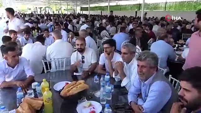Aşiret düğününde gelin ve damadın zor anları... Takı şovu ağızları açık bıraktı!