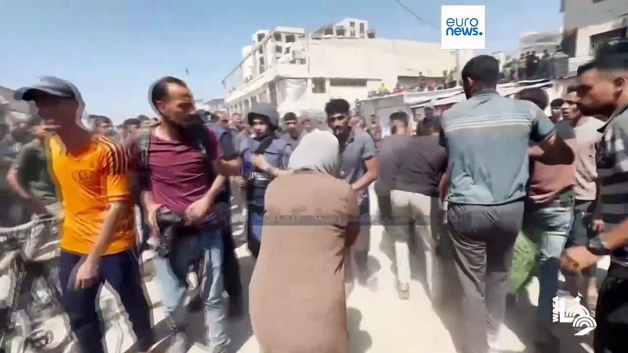 بينهم صحفي.. عشرات القتلى والجرحى في غارة إسرائيلية استهدفت مقهى على شاطئ غزة