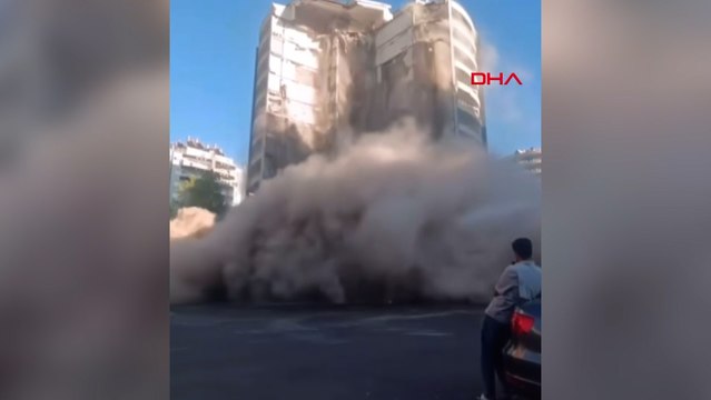 Diyarbakır’da ağır hasarlı binanın yıkımı gerçekleşti