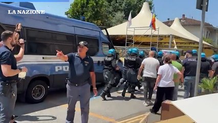 Vicofaro, l'ingresso della polizia nella canonica