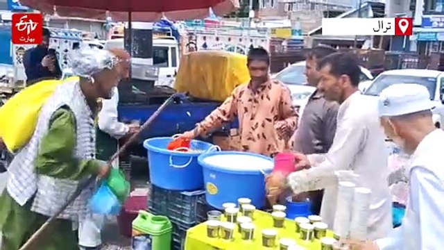 کشمیر کے جسمانی طور خاص چھاپڑی فروش کی سخاوت، ہزاروں روپے کے لیمو پانی اور شربت کی مفت تقسیم