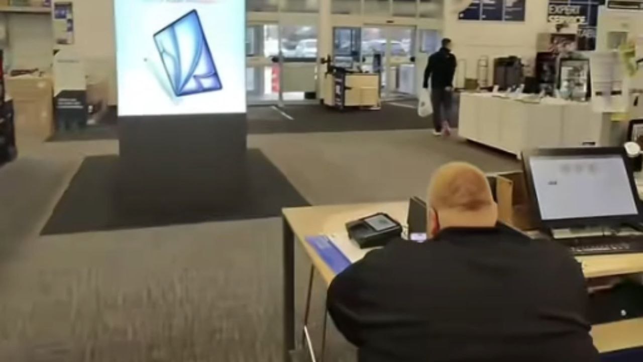 Man annoys Best Buy worker by playing the Apple Pay sound while scanning his phone