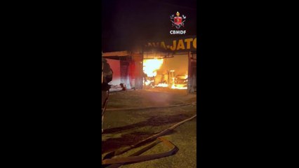 Incêndio destrói lava-jato e carro no Gama