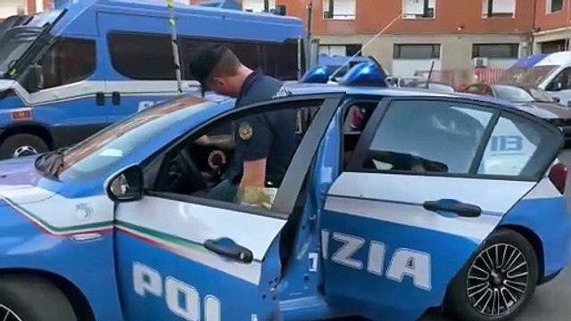 Bologna, polizia in azione alla Bolognina. Cento identificati, droga in un bar