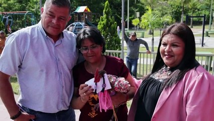 Un concurso en Honduras premia a las gallinas… ¡mejor vestidas! _ AFP