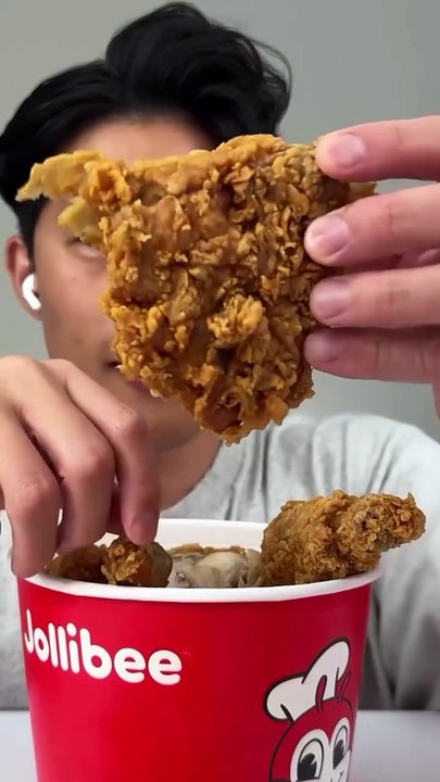 Follow for more ASMR videos🌮🍟 Credits: @hungryoc #mukbang #asmr #fastfood #asmreating