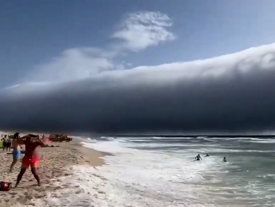 Seltene rollwolke erschreckt strandurlauber