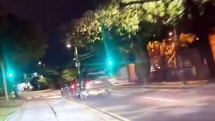 Un auto fue chocado y arrastrado casi un kilómetro por una vagoneta en Santa Cruz
