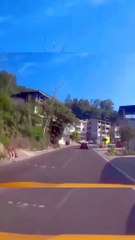 L'idiot du jour : Il fait tomber son convoi exceptionnel sur une voiture