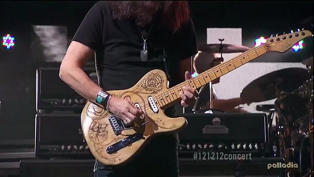 Comfortably Numb (Pink Floyd song) with Eddie Vedder - Roger Waters (live)