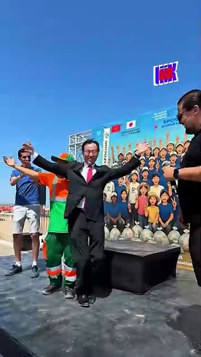 L'ambassadeur du Japon au Maroc a dansé avec un agent de nettoyage à Casablanca