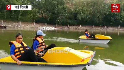 दिल्ली के पुराने किले की झील पर बोटिंग ट्रायल शुरू, महिलाएं संभाल रहीं संचालन; जानें किराया व अन्य सुविधाएं